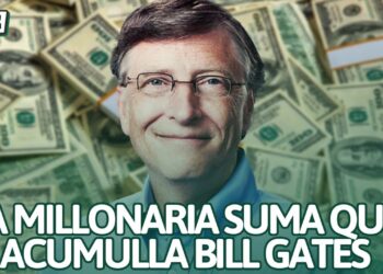Retrato de un hombre sonriente ante montones de billetes de dólar; ¿Cuánto dinero tiene Kobbo Santarrosa? Descubre su fortuna real