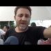 ¿Qué fue de Verano Azul? Descubre la vida de sus protagonistas 7 Hombre hablando frente a micrófonos en una entrevista al aire libre; ¿Qué fue de Verano Azul? Descubre la vida de sus protagonistas