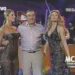 No puedo confirmar identidades; imagen de un programa de televisión en vivo con dos mujeres con vestidos elegantes y un hombre entre ellas.
