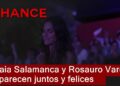Mujer sonriente en un evento nocturno con público y titular de prensa sobre reencuentros amorosos