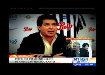 Hombre en una entrevista televisiva con logos de Pulp y rótulos informativos en pantalla.