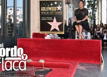 Actriz sentada sobre una tarima durante una ceremonia del Paseo de la Fama en Hollywood, alfombra roja y estrella en la acera