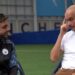 Dos personas conversando en una entrevista en el campo de entrenamiento del Manchester City, dialogando sobre tácticas y salarios.