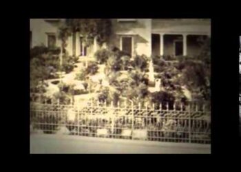 Casas históricas con porches, jardín y reja en tono sepia que evocan memoria local; Descubre el patrimonio cultural y natural de Atacama en profundidad.