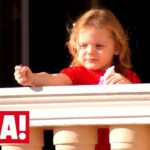 Niña rubia asomada a un balcón en primer plano, Hijos de Alberto de Mónaco: secretos y curiosidades reveladas