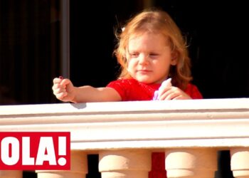 Niña rubia asomada a un balcón en primer plano, Hijos de Alberto de Mónaco: secretos y curiosidades reveladas