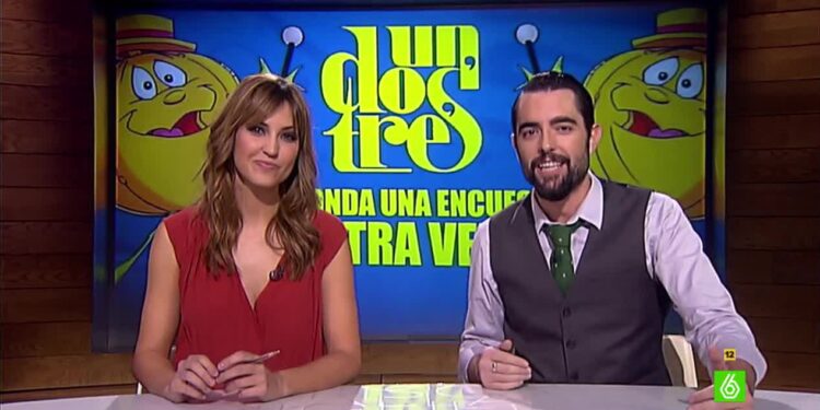 Presentadores en un plató de televisión con la cabecera del programa y guiones sobre la mesa; El sorprendente sueldo que todos comentan