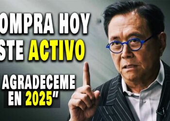 Hombre con gafas señalando hacia arriba junto a un texto grande que dice 'Compra hoy este activo' sobre fondo oscuro