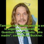 Retrato de un hombre de cabello largo frente a fondo amarillo, ¿Qué fue de Blossom? Descubre la vida de sus actores hoy