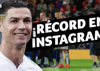 Futbolista sonriente frente a un cartel que anuncia un récord en Instagram y discusión sobre tarifas por publicación