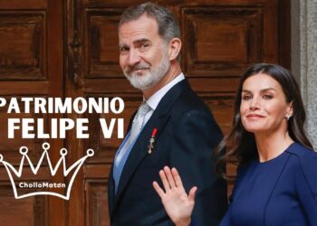 Sueldo de Felipe VI: descubre cuánto gana el rey de España en una imagen editorial con dos personas vestidas de forma elegante frente a una puerta de madera