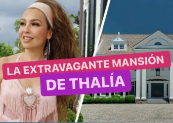 Mujer posando frente a una imponente mansión blanca, descubre dónde vive esta celebridad: un recorrido por su lujoso hogar