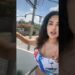 ¿Dónde trabaja Eduardo Trelles? Descubre su nueva etapa profesional 23 Mujer en un balcón grabando un video vertical junto a postes eléctricos, palmeras y casas al fondo; ¿Dónde trabaja Eduardo Trelles? Descubre su nueva etapa profesional.