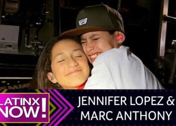 Dos jóvenes abrazados en backstage con auriculares de escenario: Los hijos de Jennifer Lopez: Max y Emme, talento y amor familiar.