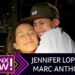 Dos jóvenes abrazados en backstage con auriculares de escenario: Los hijos de Jennifer Lopez: Max y Emme, talento y amor familiar.