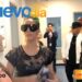 Mujer con gafas oscuras y grupo en pasillo de estudio de televisión junto a logos de Telemundo; ¿Quién es la esposa de Don Omar? Descubre su identidad y más