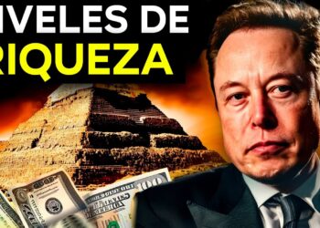 Hombre de negocios con traje frente a una pirámide dorada y billetes que ilustran niveles de riqueza WCUaqhh7eqI