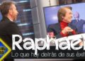 Artista sentado sonriendo en un plató de televisión con el logo de El Hormiguero y El caché de Raphael: descubre cuánto cobra por sus conciertos