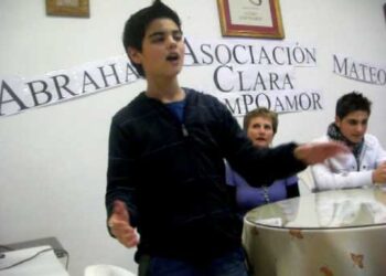 Joven cantando frente a un mural que menciona raíces en San Fernando, Cádiz