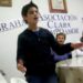 Joven cantando frente a un mural que menciona raíces en San Fernando, Cádiz