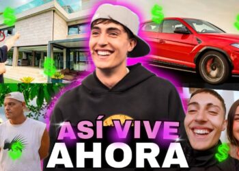 Miniatura colorida con joven sonriente en primer plano, mansión, coche deportivo rojo y símbolos de dinero X5QG4XYQ0M 4