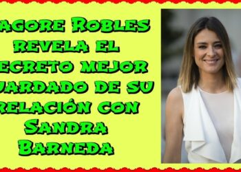 Mujer adulta sonriente con blusa blanca sin mangas y cabello castaño, retrato en exterior con fondo desenfocado.
