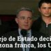Hombre mayor hablando frente a un micrófono, flanqueado por dos hombres jóvenes y logo de Noticias Caracol en la esquina