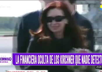 Mujer con gafas oscuras frente a un titular televisivo sobre Cristina Kirchner y su patrimonio: secretos de una fortuna oculta