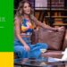 Descubre quién es el esposo de Adriana Fonseca y su historia de amor 25 Dos mujeres sentadas en un sofá de talk show con bebidas sobre la mesa en un ambiente televisivo; Descubre quién es el esposo de Adriana Fonseca y su historia de amor