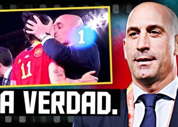 Retrato de un hombre calvo con traje junto a una miniatura que muestra a un dirigente besando a un futbolista con camiseta roja número 11