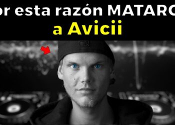 Retrato en blanco y negro de un DJ frente a mesas de mezcla con ojos resaltados y un titular sensacionalista en la parte superior.