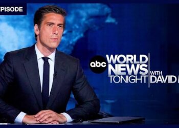 Impactante cambio en ABC: despiden a un ancla por violar las reglas y nadie lo esperaba, ancla serio sentado en escritorio de noticiero con logo de ABC y fondo azul.