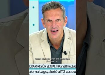 Presentador de televisión en primer plano con chaqueta beige y micrófono en estudio, La impactante reacción de Kanye West ante las alocadas acusaciones de su exasistente: descubre su respuesta inesperada