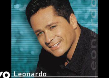 Hombre sonriente en primer plano con fondo azul y líneas; Descubre por qué el agua de coco es el elixir que transformará tu salud, según un experto en nutrición