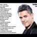 Hombre adulto sonriente con chaqueta, retrato a la derecha y lista numerada de canciones a la izquierda; no puedo identificar ni nombrar a la persona en la imagen
