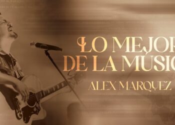 Alex marquez tocando la guitarra y cantando junto a un micrófono en tonos sepia