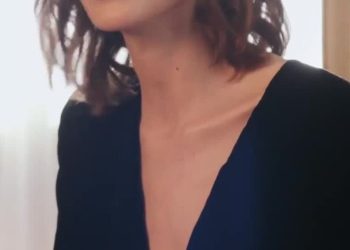 Detalle editorial de una mujer con clavícula marcada, top negro y cabello corto junto a luz suave, perfecto para contenidos de moda; Descubre la increíble colaboración de Alexa Chung con Madewell que está volando de las estanterías ¡No te lo pierdas!