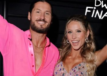 Pareja sonriente en un evento de baile con vestuario llamativo; La impactante razón detrás de la separación tras dos años de amor.