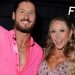 Pareja sonriente en un evento de baile con vestuario llamativo; La impactante razón detrás de la separación tras dos años de amor.
