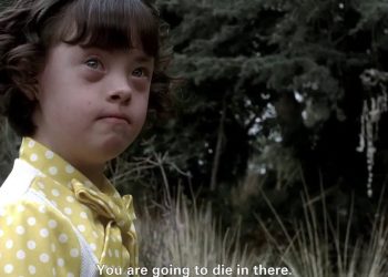 El impactante giro en el casting de la serie de terror favorita que dejó a los fans de Disney+ al borde de las lágrimas, primer plano de una joven con vestido amarillo de lunares mirando hacia arriba en un entorno boscoso