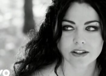 Retrato en blanco y negro de una vocalista en primer plano con mirada intensa y estética de videoclip