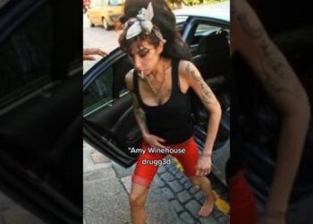 Mujer con peinado alto y pañuelo, saliendo de un coche con camiseta negra y pantalones rojos; La familia de la icónica cantante: secretos y recuerdos inolvidables