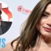 Ana de Armas revela los secretos de su sorprendente relación con Tom Cruise y todo lo que hacen juntos 15 Actriz posando en la alfombra roja con un retrato circular de un actor en la esquina, portada estilo noticia sobre una sorprendente relación y actividades compartidas