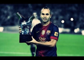 Jugador con camiseta azulgrana sosteniendo un trofeo en el campo, Descubre de dónde es el ícono del fútbol español