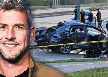 Retrato de una persona no identificada junto a un coche gravemente dañado en una escena de accidente acordonada por la policía