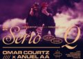 Cartel promocional con dos artistas sobre un fondo de humo púrpura y tipografía dorada, Anuel AA: Descubre sus raíces y el lugar que lo forjó como artista.