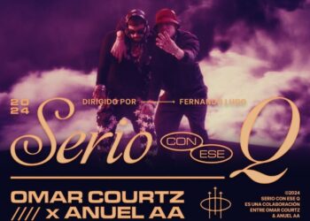 Cartel promocional con dos artistas sobre un fondo de humo púrpura y tipografía dorada, Anuel AA: Descubre sus raíces y el lugar que lo forjó como artista.