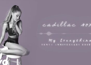 Mujer joven con cola de caballo alta sentada en un taburete sobre fondo lila con tipografía promocional y estética de portada musical