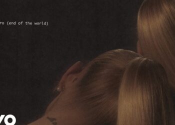 Dónde vive Ariana Grande: descubre su lujosa mansión en Los Ángeles, vista trasera de dos cabezas rubias con coletas sobre fondo oscuro.