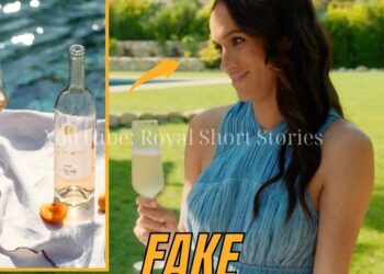 Mujer con vestido azul sostiene una copa en un jardín junto a una mesa con botella de vino y frutas, con texto superpuesto que sugiere que la imagen podría ser falsa.